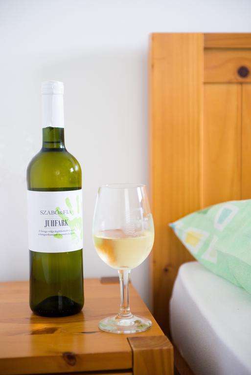 Juhfark Fogado Es Borhaz Bed & Breakfast Balatoncsicso ภายนอก รูปภาพ