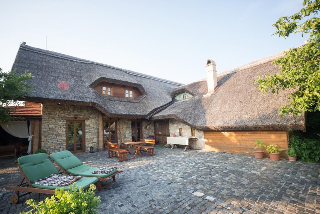 Juhfark Fogado Es Borhaz Bed & Breakfast Balatoncsicso ภายนอก รูปภาพ